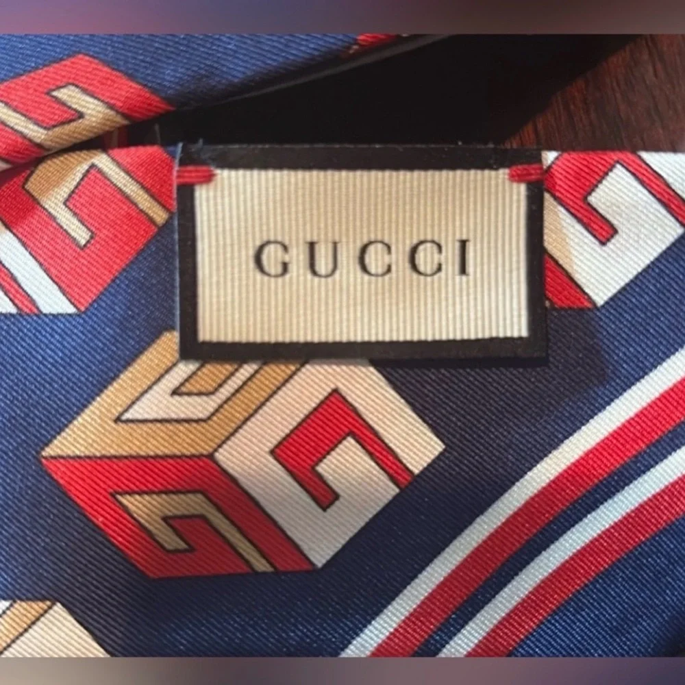 Gucci Women’s Navy Blue Geometric Silk Tie - Picture 2 of 3